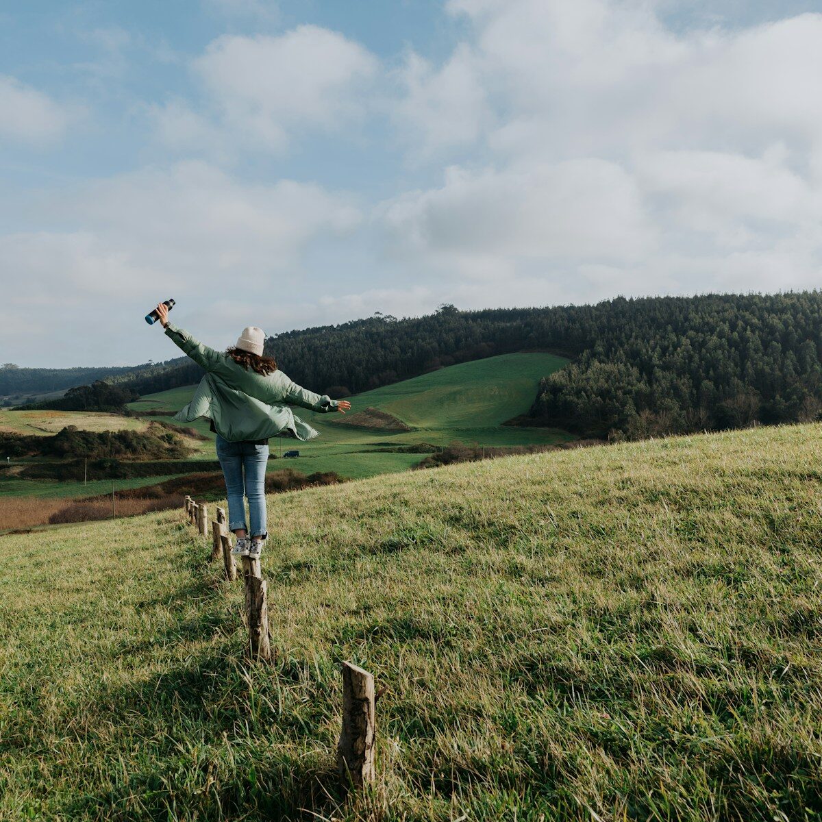 une femme qui se sent libre dans la nature
