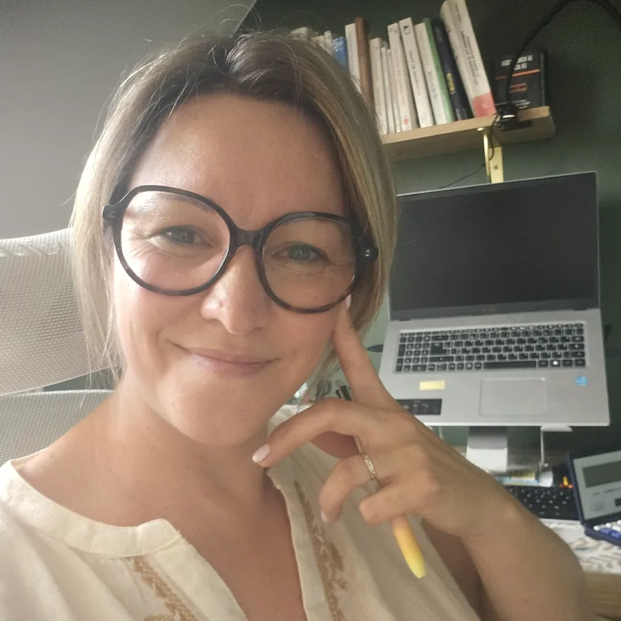 Numérologie Aurélie Raxhon à son bureau, préparant un thème de Numérologie Stratégique