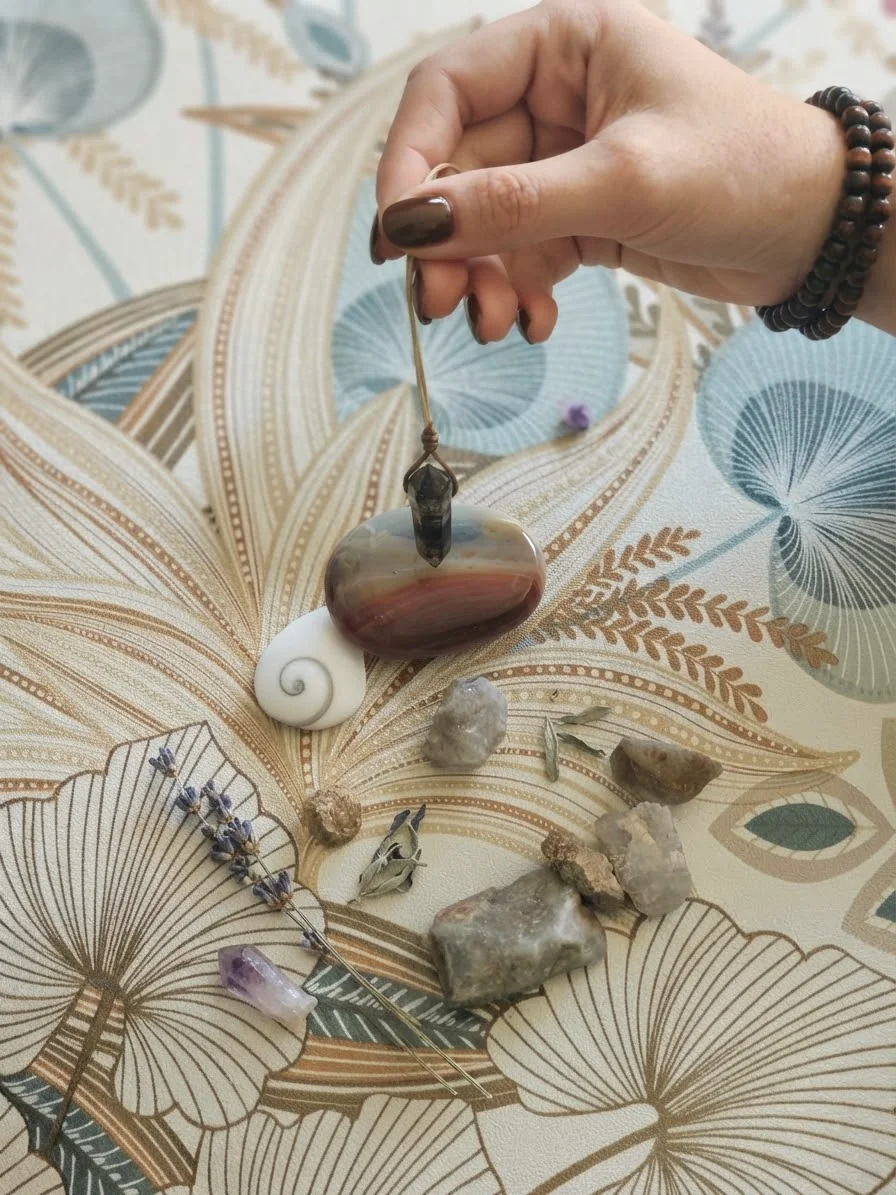Accueil Pendule et pierres pour une séance de rééquilibrage énergétique