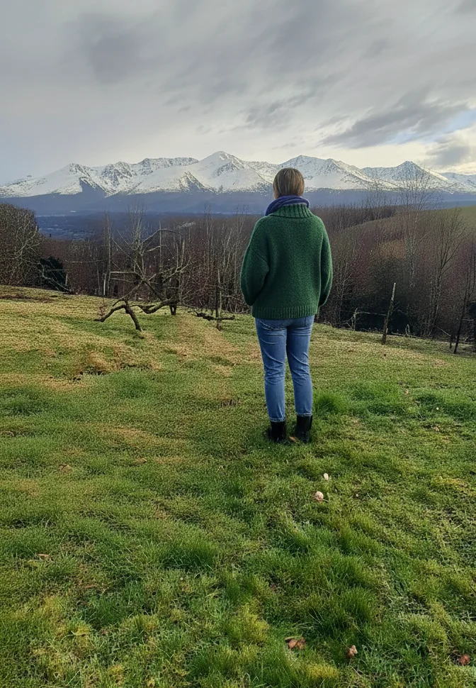 Accueil Femme contemplant un paysage de montagne, symbole d'une transition de vie